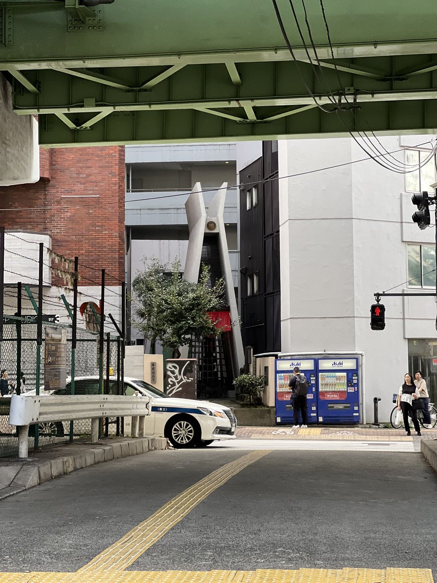 jomonzine's tweet photo. 私の暮らす地域でもある幡ヶ谷と笹塚の境目には牛窪地蔵尊という供養塔があり、その説明には当時ここには極悪人を牛裂きの刑にする残酷な刑場だったのだと説明があるけれど、実はこれは江戸時代に流行った流行病からくる都市伝説で、ここが刑場だったという記録はない。
#江戸の都市伝説 https://t.co/fwmSTKvp1l