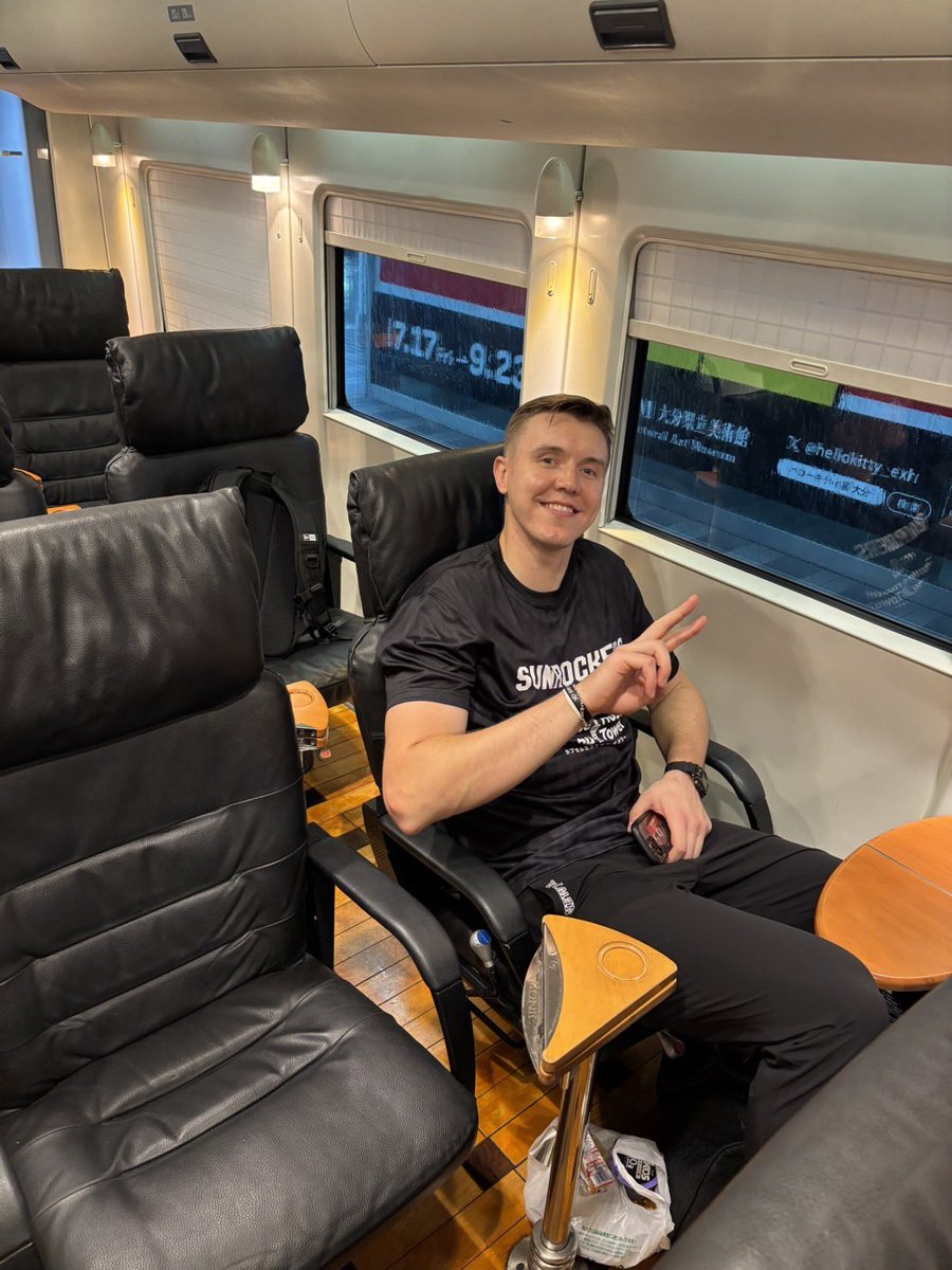 TokyoSunrockers's tweet photo. 熊本へ移動中のジョシュ・ホーキンソン選手💨💨💨

#東京サンロッカーズ　#Bリーグ
@Josh_Hawkinson https://t.co/1vyrNig9F4