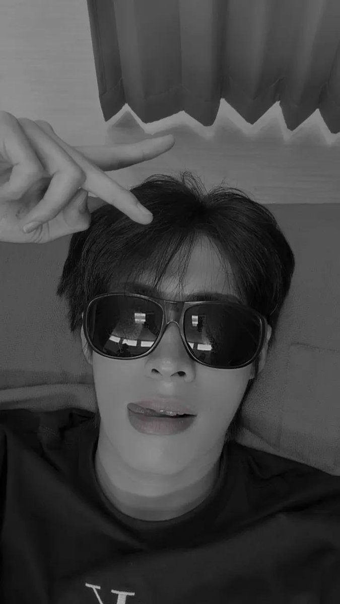 TutorTogetherTH's tweet photo. - ɪɢ ʙʀᴏᴀᴅᴄᴀsᴛ -

ใส่แว่นเลเซอร์เข่าแบบคนเท่

HAPPY 26 YEARS TO TUTOR
#26OrbitsWithTutorKRP
#TutorKrp #MyPlaneTT https://t.co/PG4UfcTUid