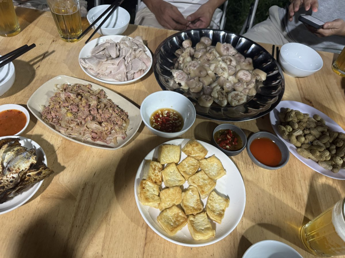 VyDaily1983's tweet photo. Bữa trưa hôm nay chẳng cần món gì sang trọng, chỉ cần vài món quen thuộc và mấy người ngồi cùng nhau là đã thấy ngon rồi.

Càng lớn mình càng thấy, một bữa cơm vui đôi khi không nằm ở món ăn, mà ở người ngồi cùng bàn.

Mời cả nhà ăn trưa nhé 😊 https://t.co/nezPJFfN9P