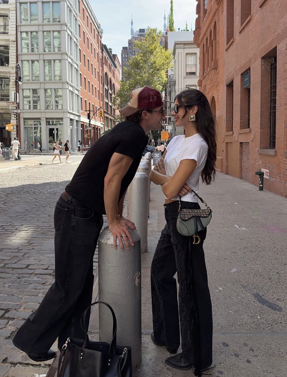 cozygirlx's tweet photo. are we noticing the bag or pretending we are not? 👀 https://t.co/WX9dvwUidP