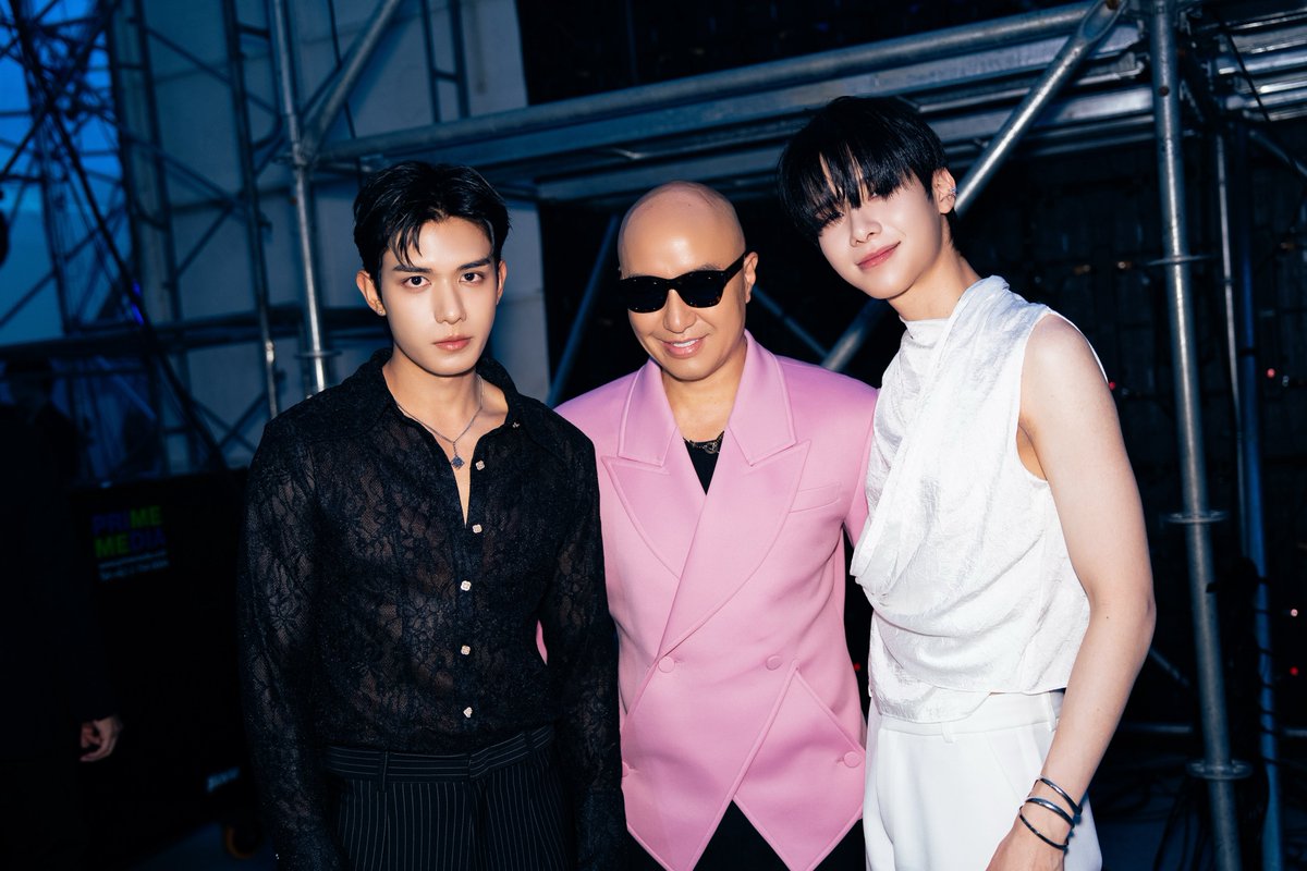 DomundiTV's tweet photo. A striking contrast in black and white. 

Net @netsiraphop and Ohm @ohmkrit take their place in the front row at Seoul Fashion Week 2027 SS, taking in the atmosphere and artistry of the caruso show. ✨

TAILORED FOR NET & OHM
#caruso27SSxNet
#caruso27SSxOhm
#caruso
#seoulfashionweek2027ss
#netsiraphop
#ohmkrit