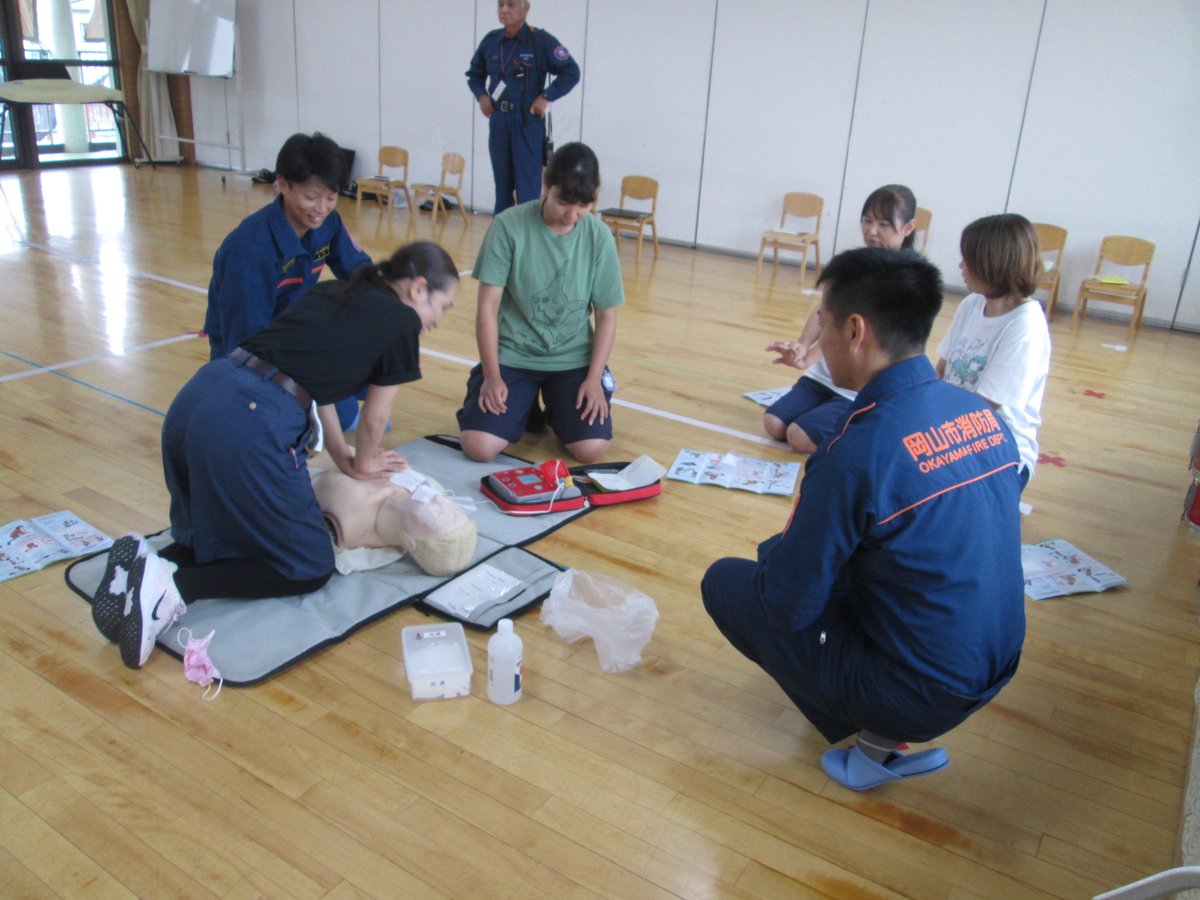 kouyoudai_ch's tweet photo. 保育園で職員が ＃消防研修 を受けました🚑実際に「乳児」「子ども」「大人」のダミー人形を使い ＃心肺���生 ＃AED  の練習を行いました❕実際にやってみると「乳児」と「大人」では力加減の違いがわかり良い体験となりました‼️
＃社会福祉法人岡山千鳥福祉会　＃紅陽台ちどり保育園
＃岡山市消防局 https://t.co/ond6TIbeht
