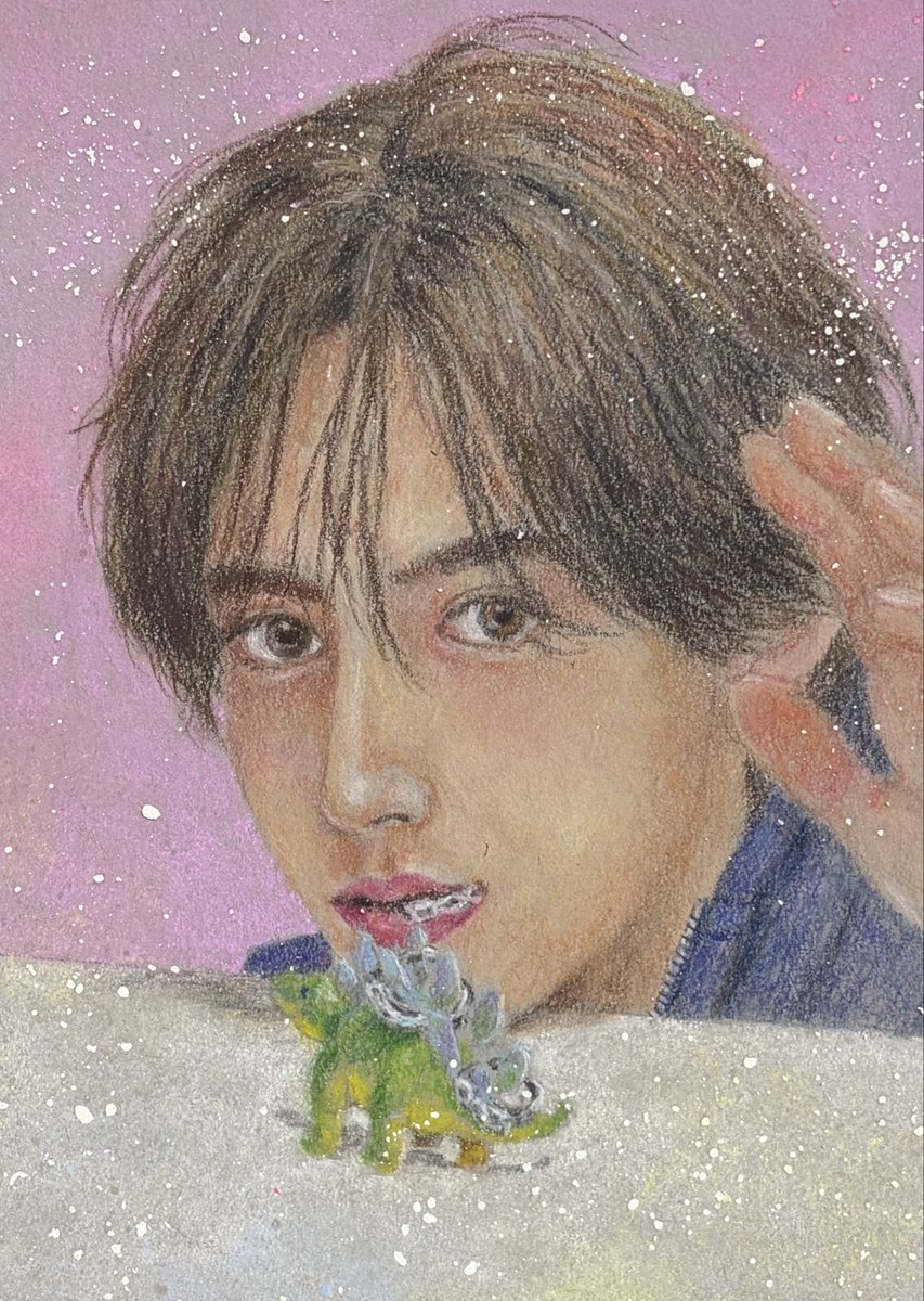 O0zfgWDHZZNagRW's tweet photo. #2025ViVi より
一年経った今も
このロイロイを追っかけてる😙
“温度差に風邪引く”
🤒❤️🔥
この時にロイロイにこの可愛い恐竜🦖を
準備したスタッフ様にそのキッカケを聞いてみたい😇
ジューキューサイのロイロイ
#浜川路己_ROIROM
#パステル画 https://t.co/tU0rd1OFqp