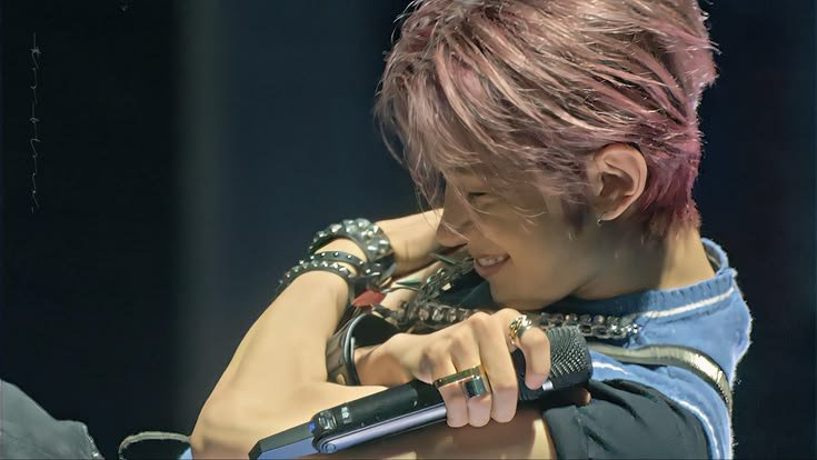 girlpurpleee_'s tweet photo. la conexión entre ídolo y fan van más allá, después de leer la entrevista me dio mucho miedo perderte porque aunque suene loco, tu existencia alegra la mía, no me imagino un mundo sin lee heeseung evan, le agradezco a la vida a dios o en lo que tú creas, por dejarte, eres verdaderamente un ángel, vive la vida que quieras heeseung, hazlo por ti, te lo mereces