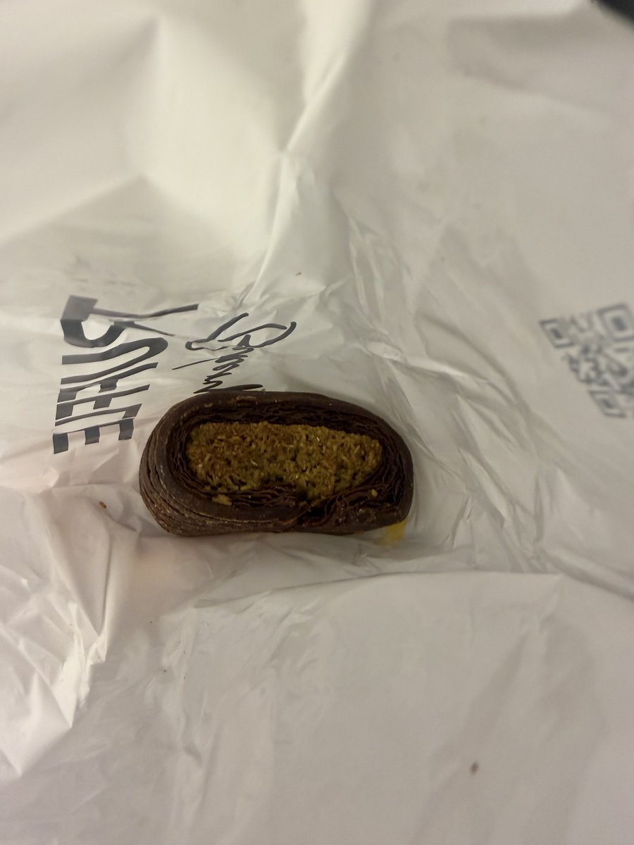 moriaki12's tweet photo. ドバイチョコが入ったデニッシュ
初めてドバイチョコ食ったけど美味いな https://t.co/iYawxxLHi0