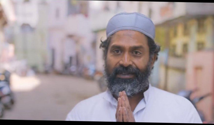 seenuramasamy's tweet photo. "வசனங்களைப் பேசுவதற்கு நடிகர்கள் எளிதில் கிடைப்பார்கள்; ஆனால், மௌனங்களைப் பேசுவதற்குச் சிலரே இருப்பார்கள்"

தேசிய விருது வென்ற 'ஜோக்கர்', இந்திய அளவில் கவனம் ஈர்த்த 'மின்னல் முரளி' எனத் தன் தனித்துவமான நடிப்பால் இந்திய சினிமாவையே வியக்க வைத்த அற்புதக் கலைஞன்.

சர்வதேச விருதுகளை வென்ற 'மாமனிதன்' திரைப்படத்தின் வழியே என்னோடு இணைந்து,
என் மனதில் ஆழமாக இடம் பிடித்த அன்பு நண்பர் குரு சோமசுந்தரம். 

அத்திரைப்படத்தில் ஓர் இஸ்லாமியராக அவரது இயல்பான நடை, உடை, பாவனை, தொழுகை செய்யும் நேர்த்தி, மெல்லிய சிரிப்பு, ஆழ்ந்த மௌனம் என அந்தப் பண்பாட்டின் ஆன்மாவைத் தன் 
முக பாவனைகளில் கொண்டு வந்தவர்.

அன்பு நண்பருக்கு மனமார்ந்த பிறந்தநாள் நல்வாழ்த்துகள்.

#HBDGuruSomasundaram #Maamanithan  #IndianCinema