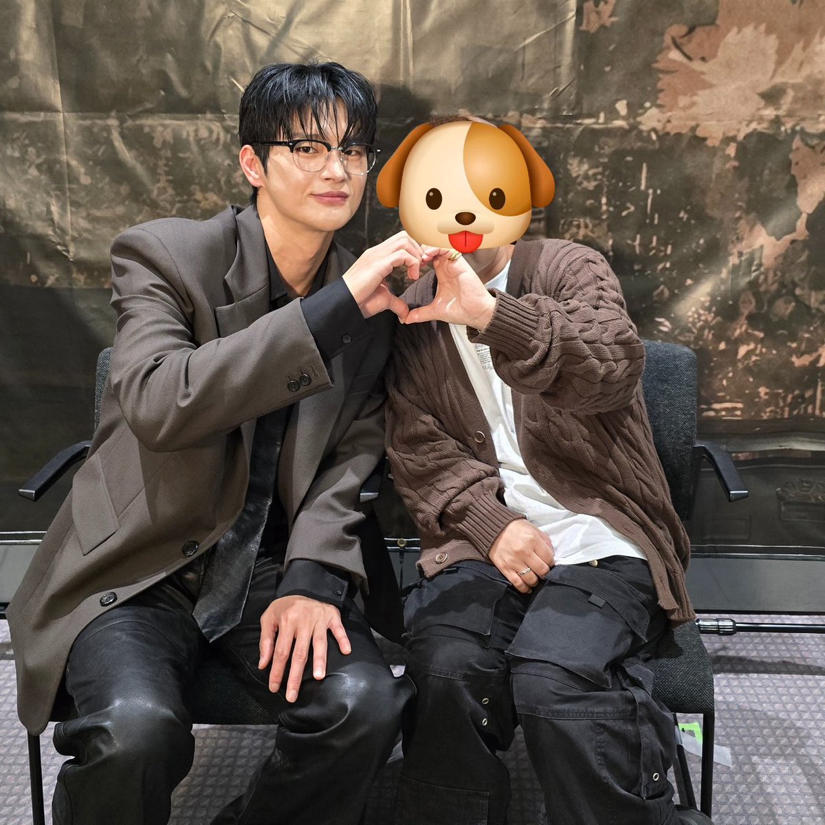 sdwlwngo92's tweet photo. #서인국 #SEOINGUK #ソイングク #徐仁國
Trace 리스닝파티 투샷 📷 

촬영 대기 중 카메라 꺼짐 발생
내 휴대폰 배경화면 잉구기가 봄.. 🤦
🦊 야, 나 다 봤다!!! 봤어
🐶 어? 그걸 봤엉?👉️..👈 https://t.co/lqmr3gsgYB