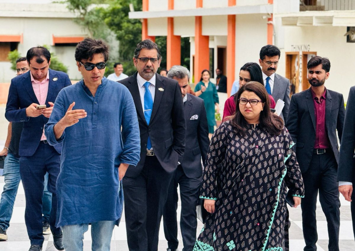 ZindagiTrust's tweet photo. Federal Minister for IT &amp; Telecommunication @ShazaFK visited a #ZindagiTrust adopted school to see our approach to public education, followed by a productive exchange with Shehzad Roy on ideas for creating better opportunities for children.

#Education #Technology https://t.co/6xrh03Kda1