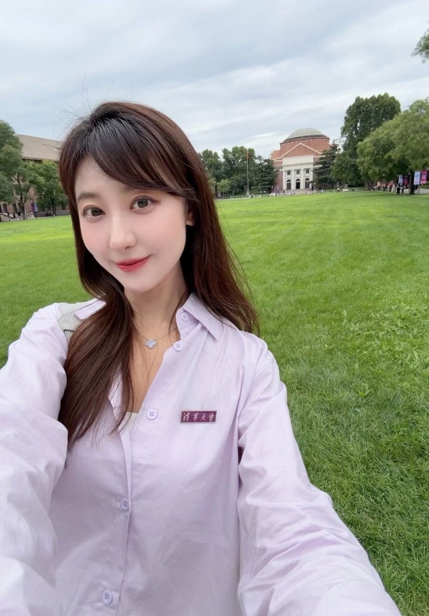 ErnaYeunghxua's tweet photo. 开学啦！🎒💁🏻‍♀️
今天开学第一天！早9晚6 满满一天课
放学得发一点福照给宝宝们看😜
看完不许说我bb黑毛又多😇 https://t.co/VPiO3M5Lrk