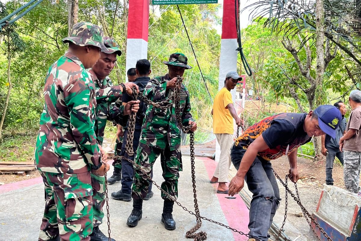LambeSahamjja's tweet photo. sederet keanehan jembatan yang roboh di pangandaran:
- dinas pupr negesin mereka gak terlibat sama sekali di pembangunan jembatan pongpet
- katanya semua dikerjain tni
- kepala dinas pupr juga bilang mereka gak tau dokumen teknis pembangunan jembatannya
- kepala desa margacinta cerita awalnya emang ada penawaran pembangunan dari kodim dan desa merespon positif
- tapi penawaran itu gak disertai dokumen rab
- jadi desa gak pernah terima rab pembangunannya
- soal nilai atau nominal pembangunan
- kades bilang pihak desa juga gak dikasih informasi sama sekali