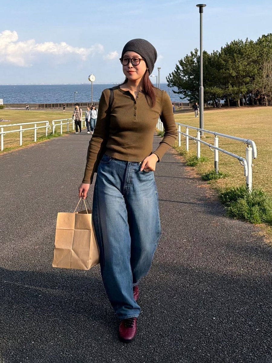 yanuk_official's tweet photo. 【週末コーデ、何��る?👖】
今週もお疲れ様でした!!
日が沈むのも早くなって、少しずつ秋を感じますね🍂
あとは気温だけ…!
まずはデニムのカラーから、ひと足早く秋を取り���れてみませんか?
今週のスタッフコーデから、週末に真似したいデニムスタイルをピックアップ。
#YANUK #ヤヌーク #デニム #秋