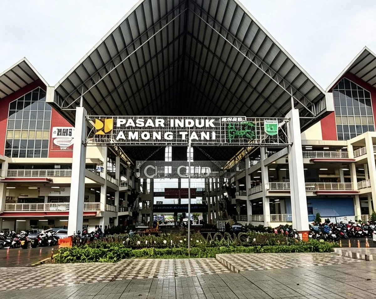 malangraya's tweet photo. Koordinator pedagang Zona Buah dan Sayur Pasar Induk Among Tani Kota Batu, Sidik Putra, menyampaikan ketidakpuasan mendalam atas penetapan mantan Kepala UPT Pasar Among Tani, Agus Suyadi, sebagai satu-satunya tersangka dalam perkara dugaan korupsi jual-beli kios dan los pasar tersebut.

Baginya, kebijakan yang diduga dilakukan Agus sangat mustahil berdiri sendiri tanpa keterlibatan pihak lain. Pernyataan ini disampaikan Sidik saat dimintai tanggapan, Jumat (4/9/2026).

"Dugaan perbuatan tersangka Agus berdiri sendiri dan melakukan kebijakan tunggal. Ketika hanya dia yang ditetapkan tersangka dan tidak ada keterlibatan pihak lain, sangat tak masuk akal," tegasnya.

Sidik juga mempertanyakan efektivitas tim penyidik yang dibentuk Kejari Batu di bawah koordinasi Kasi Pidsus Kejari Batu. Dengan tim yang terdiri dari 7 jaksa, namun sejauh ini hanya menghasilkan satu tersangka dengan dugaan nilai sekitar Rp200 juta lebih, hal itu dinilai sangat aneh dan patut dipertanyakan. https://t.co/Ve8q8A9qvH 

https://t.co/Dc15ojMy6F