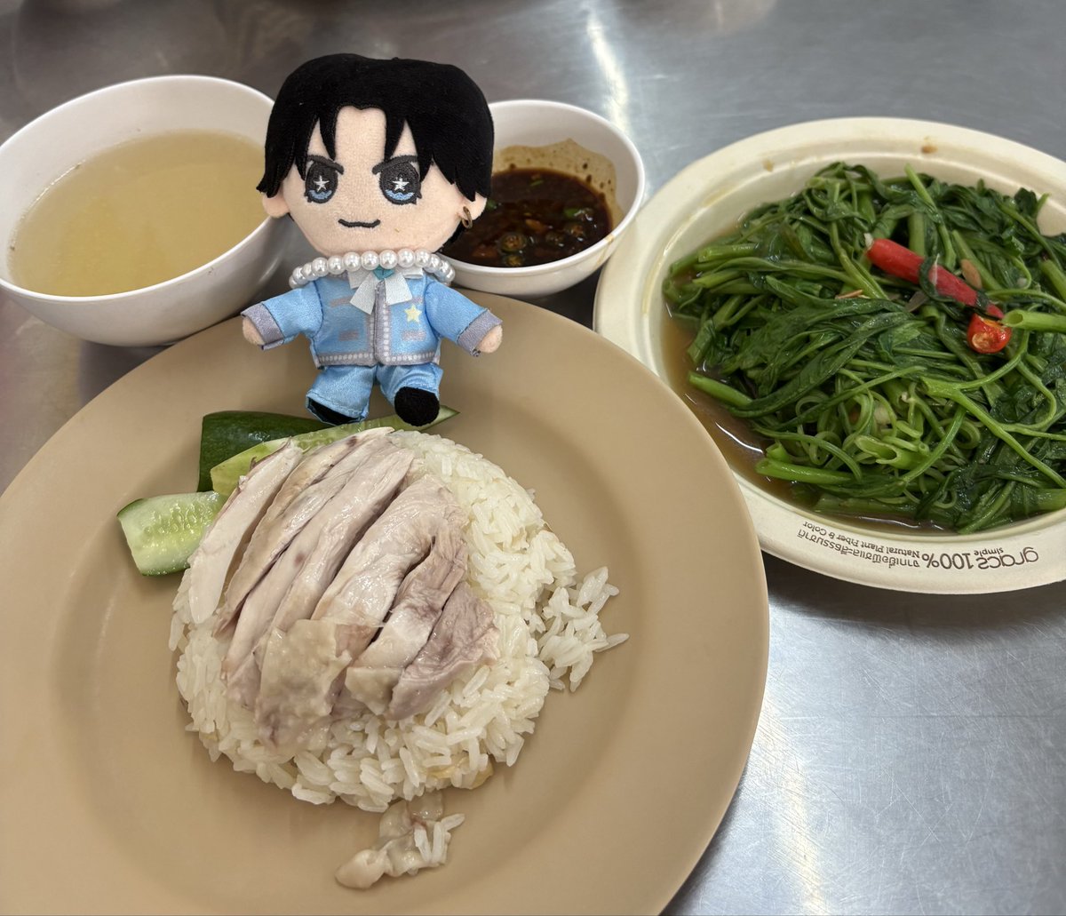 latojoymax's tweet photo. お参りの後に
美味しいカオマンガイ連れて
行ってもらった😋
#IDOL1ST_バンコク https://t.co/dwUJhMz6n4