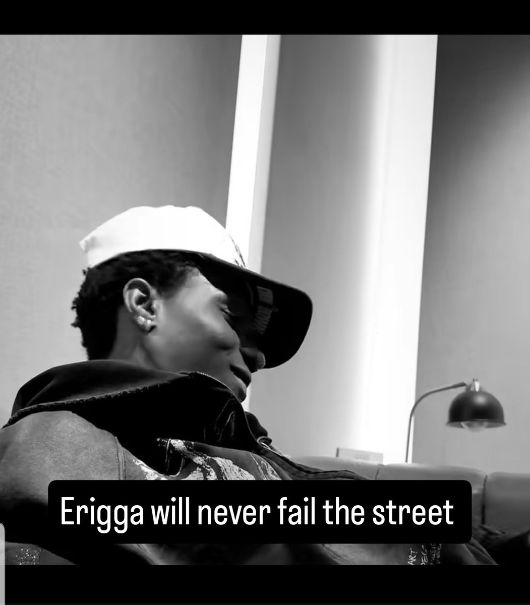 haywi231's tweet photo. Nobody find wahala pass ogbafia for this life 😂😭
Ogbafia: you dey see Erigga and slovido on trend??

See wetin wizzy talk 🤡🤡
Mumu guy, Erigga wey Davido wan comot hin neck yesterday 😂😂 https://t.co/dRrK16u7Z9