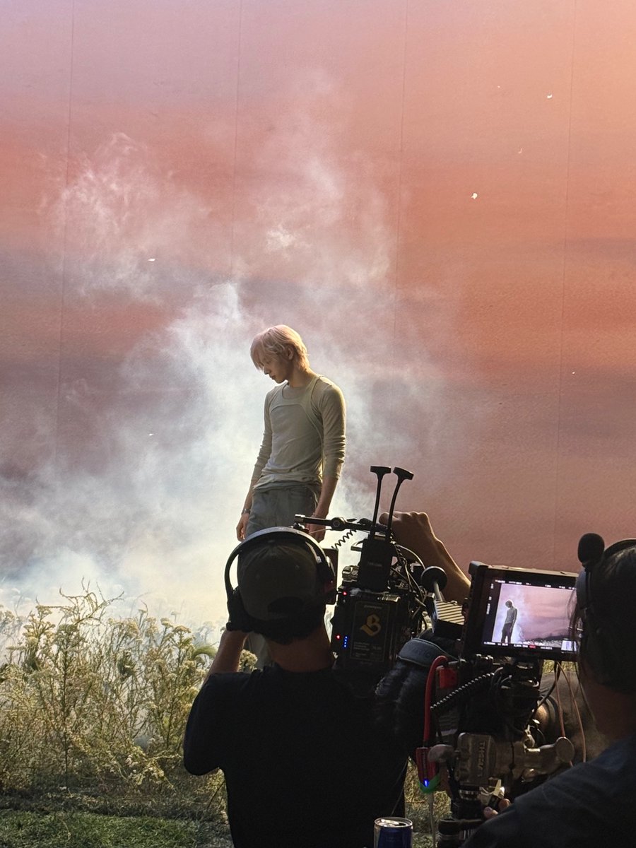 boynextdoorina's tweet photo. [WEVERSE] 260904 — #LEEHAN

sungho hyung selamat ulang tahuuun 🎂 sengaja pengen nge-upload fotonya pas ultah, aku fotoin karena hyung keliatan keren pas di lokasi syuting mv ✨✨

#BOYNEXTDOOR #보이넥스트도어 https://t.co/RzRqX4etHl