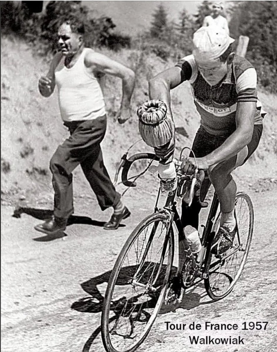 EsBiciclista's tweet photo. Es nutricionista perseguint al ciclista perquè s'hidrati correctament.
#CosesDelCiclisme https://t.co/4GTrm7R8uR