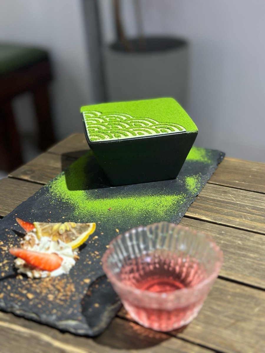evonfvcwpqsid's tweet photo. Just split my favorite matcha mochi between two besties , snacks are way better when shared! #SnackShare #MatchaLove， https://t.co/YAWZOYrf07