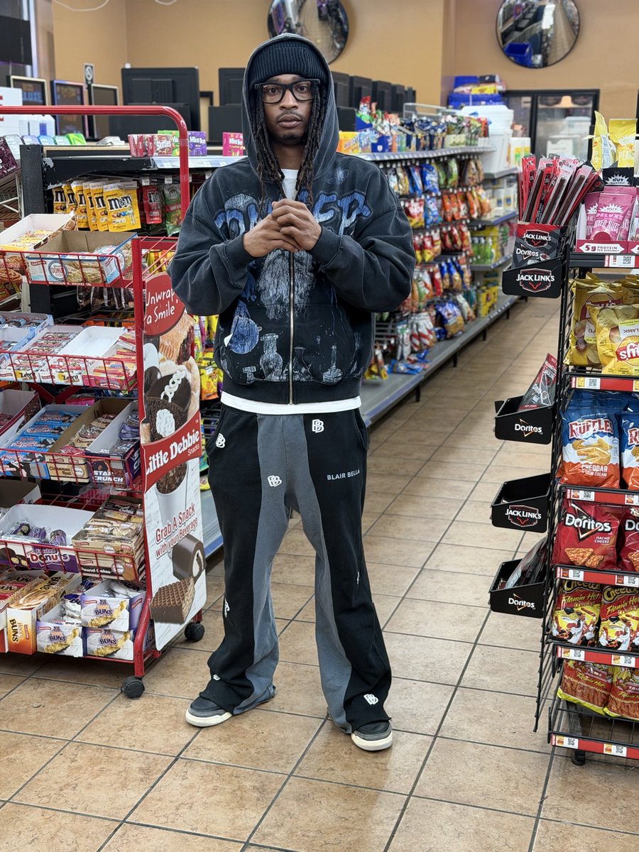 HeTrending_'s tweet photo. I ain’t hard to find #STL https://t.co/JZf4lzek2i