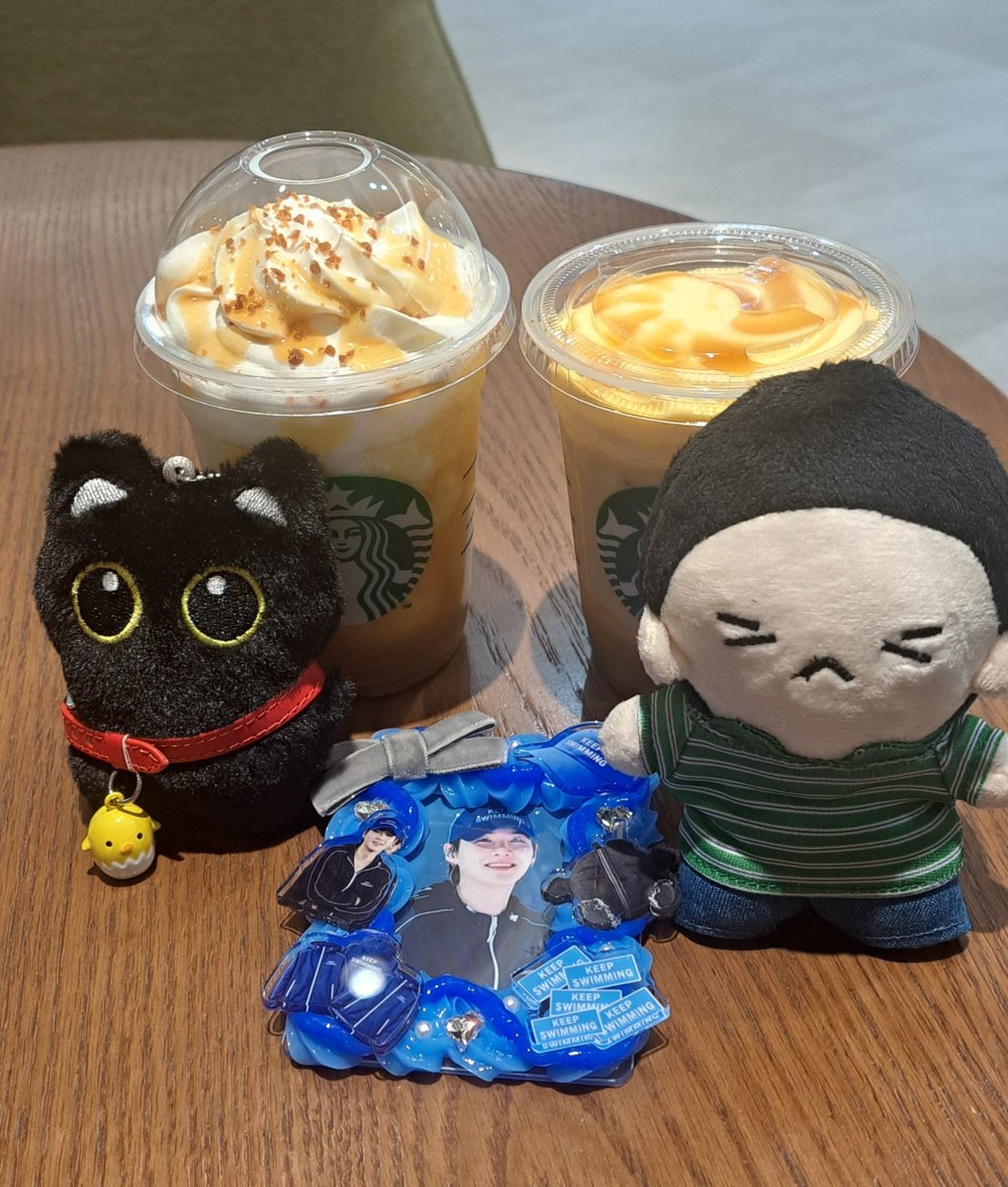 JUN__SUGA's tweet photo. 今日はご近所の方と朝からスタバ☕
私が写真撮ってると、
わぁ〜！初めて見た！！😳✨
…と推し活をえらい感動してた〜😂
みわちん（@miwaBAYASHI613）にいただいた黒猫ちゃんと、教えてもらったユンギぬいとやっと写真撮れました🙌🎉
みわちん、ありがとう🥰💕
相変わらず写真下手でごめんなさい😞 https://t.co/G8yL4UTKF5