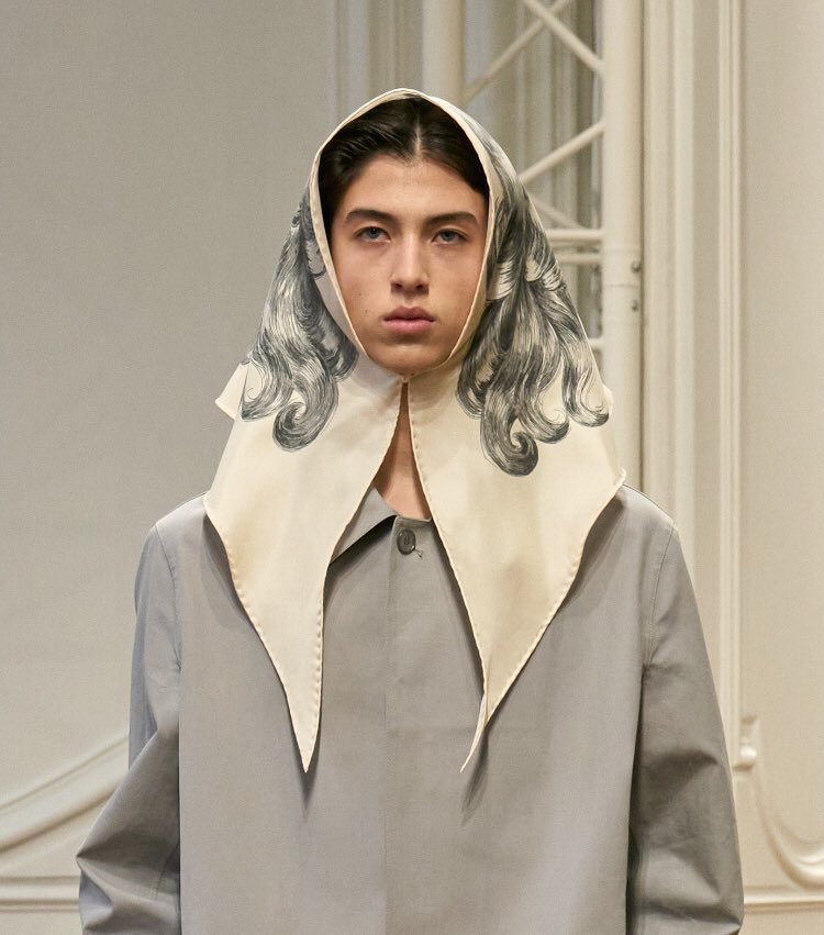 ifuliedownhere's tweet photo. Givenchy’s trompe l’œil headscarves (inspired by his time at Schiaparelli) for ss53 and then revived for fw24 https://t.co/WzyedQtS9e
