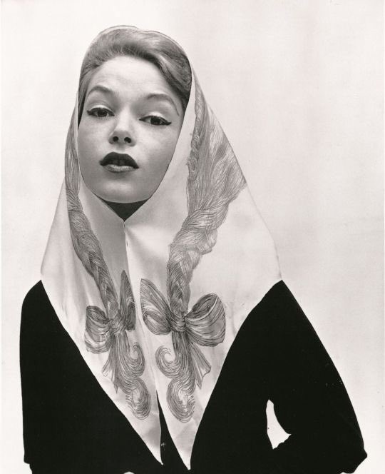 ifuliedownhere's tweet photo. Givenchy’s trompe l’œil headscarves (inspired by his time at Schiaparelli) for ss53 and then revived for fw24 https://t.co/WzyedQtS9e