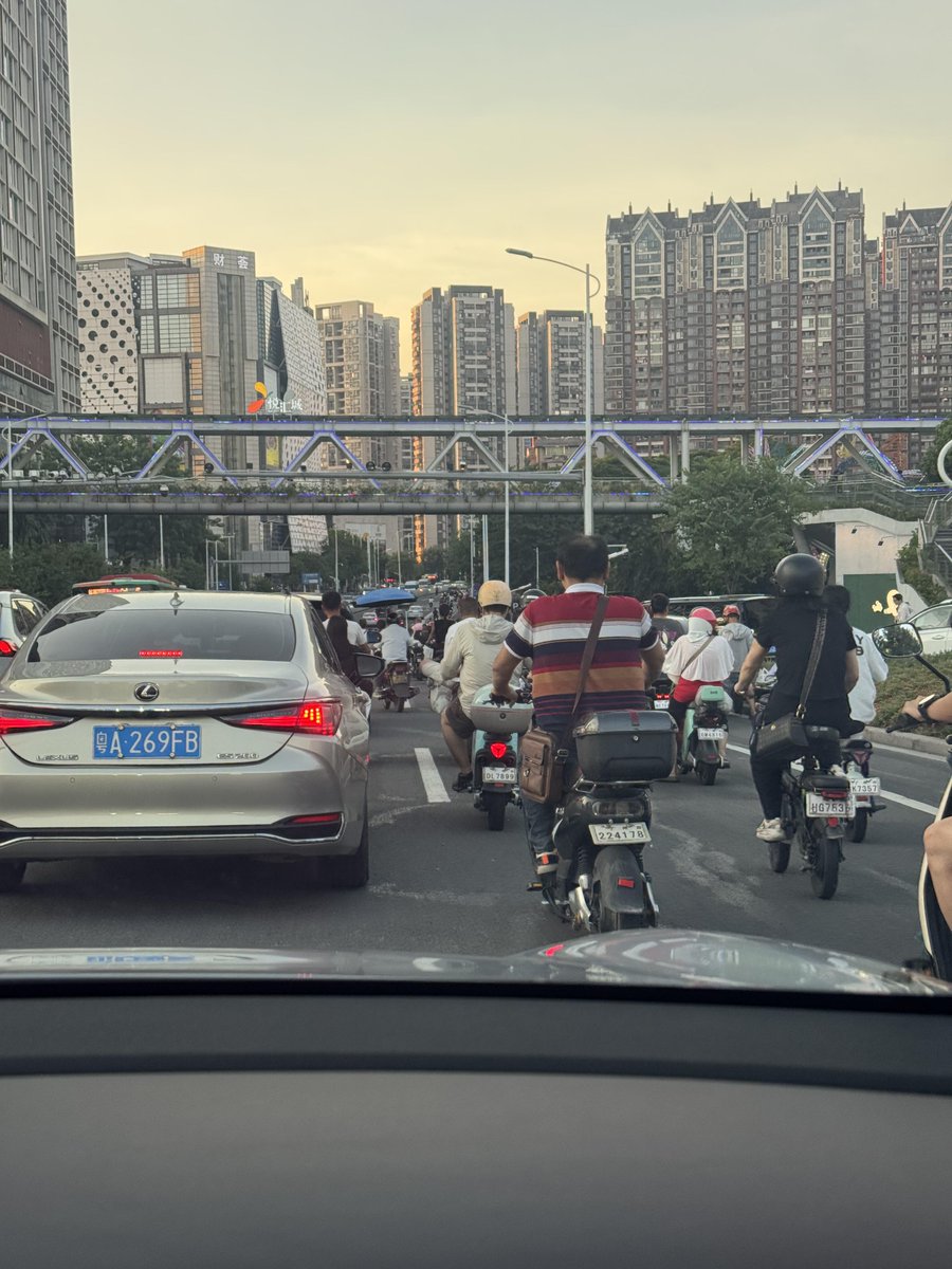 NN90034121's tweet photo. 你不在广州开车，你见不到150多秒的红绿灯，你不在广州开车，你见不到左边和右边都向你加塞的神人，塞车是说塞就塞。地铁强的逆天，路面乱到飞起，还有电鸡又多又野，明明有非机动车道行，非要开出最左侧的快车道压住后面的车，没有交通规则可言。真的怕在广州开车，你还见过哪些奇葩又恼火的情况？ https://t.co/R8DDB03t3c