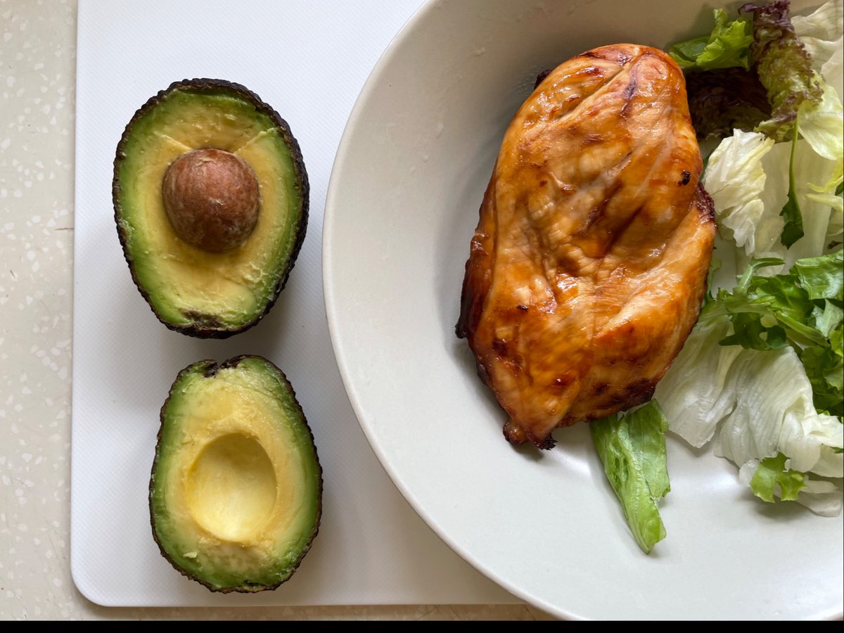 SofiaCubbicd's tweet photo. Comida ligera para quemar grasa: ensalada de espinaca, pechuga de pollo a la parrilla y aguacate （减脂轻食：菠菜沙拉、烤鸡胸肉和牛油果） https://t.co/KKUZE3TvdN