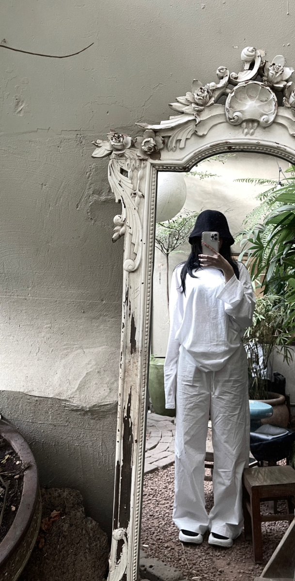 SukFebusxqkr's tweet photo. Some days you just wake up and feel like a glitch in the simulation that nobody bothered to debug yet 🌀 https://t.co/qAX8eZslbq