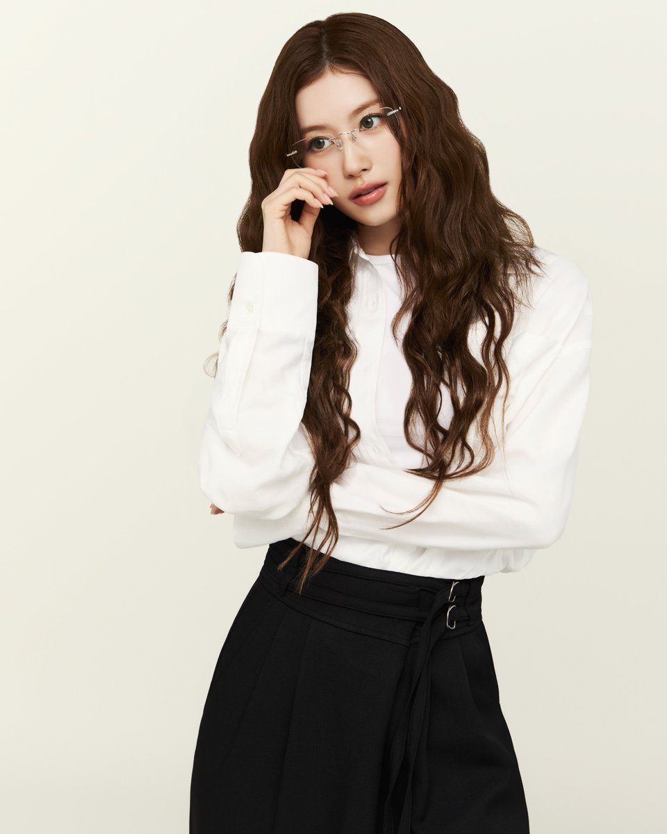 rim_eyewear's tweet photo. RIM loves MISAMO
「おしゃれを更新する、ファッションアイウエア。」

メタルの繊細な輝きが、顔周りを華やかに彩る✨️💜

SANA着用モデル（UMP-26A-261）は
一番人気の天地幅が狭いRounded Square。
シックに大人っぽくもカジュアルにも掛けやすい万能な1本。

ジュエリー感覚でコーディネートに効かせたい、主役級のリムレス✨️

RIMLESS
UMP-26A-261-94/Rounded Square/Silver
¥9,900（税込/標準レンズ代込）
全国のRIM店舗、JINS店舗、JINSオンラインショップにて販売中

#RIM #RIMlovesMISAMO
