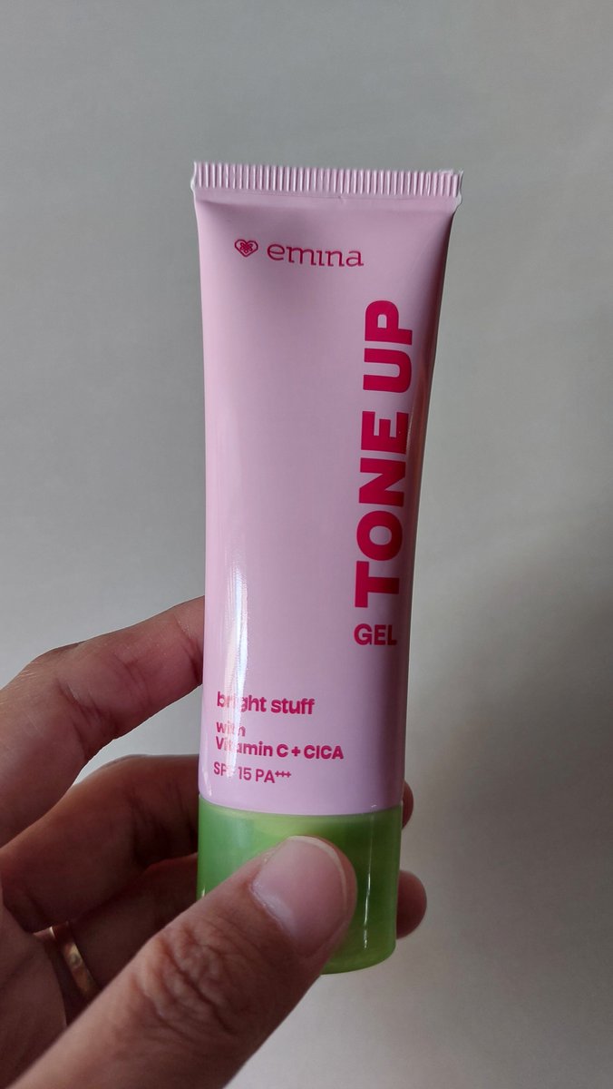 arriins_'s tweet photo. Bener² penyelamat dikala muka kerasa kusem 
Pake emina tone up ini muka langsung jadi cerah😍
Harganya juga ramah banget dikantong https://t.co/QOQoOQwGwF