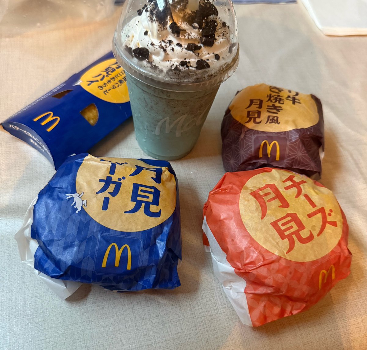 sandcat_0's tweet photo. 月見買ってきた https://t.co/f7Xnx3JxjH