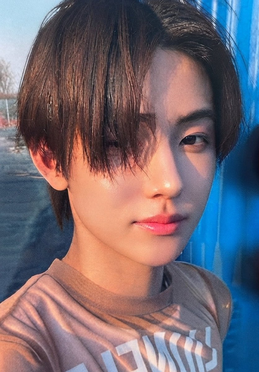 ihrteom's tweet photo. seonghyeon’s photocard game is way too strong https://t.co/2ZokJ7pa3R