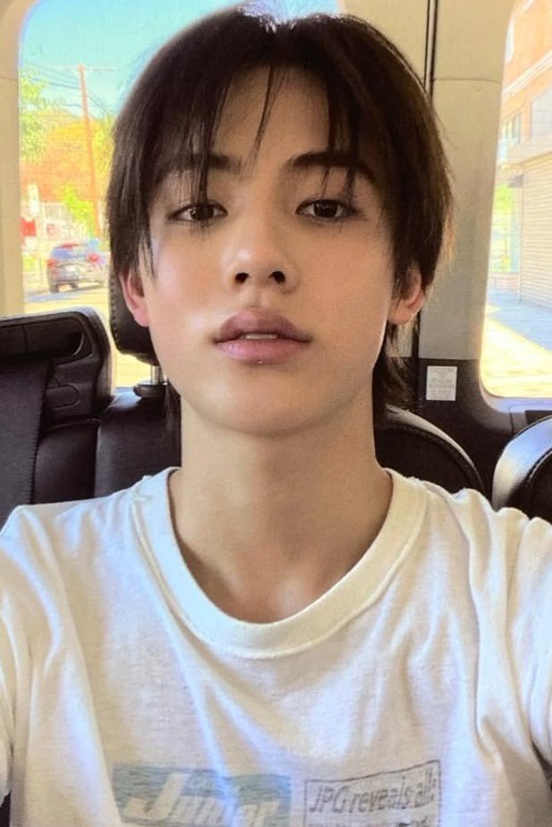 ihrteom's tweet photo. seonghyeon’s photocard game is way too strong https://t.co/2ZokJ7pa3R