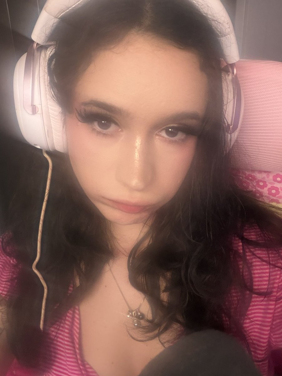 kittykaitlin's tweet photo. i kno. why do u think everyone Falls in love with Me https://t.co/Nv2NzGHgMl