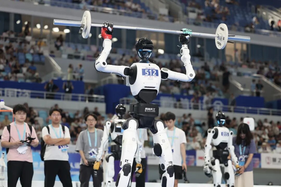 2024_HUST's tweet photo. #HUSTers excelled at the 2026 World Humanoid Robot Games, clinching 2 golds, 2 silvers, and 3 bronzes. #HUSTUpdates https://t.co/goDHaLp43H