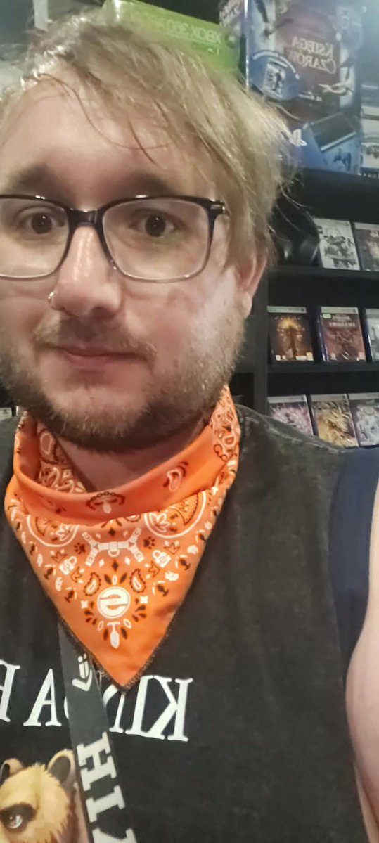 PatrickBill2k's tweet photo. Just found this quick selfie from some random games shop https://t.co/uTQZ5BAbYQ