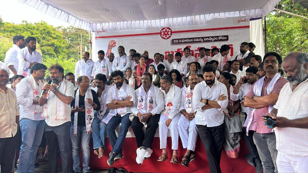 JSPTelangana's tweet photo. 22-A భూముల సమస్య పరిష్కారం కోసం జనసేన భారీ నిరసన దీక్ష ప్రారంభం

ఇందిరా పార్క్ ధర్నా చౌక్ వద్ద జనసేన పార్టీ తెలంగాణ రాష్ట్ర ఇంచార్జీ శ్రీ @JSPshankargoud గారి అధ్యక్షతన 22-A భూముల సమస్యకు శాశ్వత పరిష్కారం కోరుతూ నిర్వహిస్తున్న భారీ నిరసన దీక్ష ప్రారంభమైంది.

ఈ నిరసన దీక్షలో జనసేన నాయకులు, కార్యకర్తలు పెద్ద సంఖ్యలో పాల్గొన్నారు.

#22A #ChaloDharnaChowkHyderabad #JanaSenaTelangana #JSPForTelangana