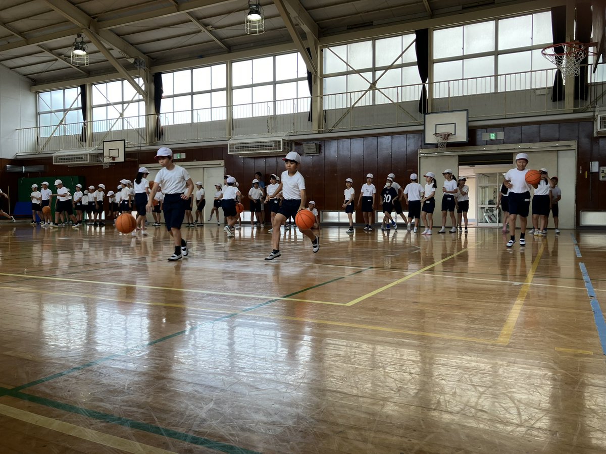 YoHo_action's tweet photo. 【活動レポート📝】

9/4(金) 港南区・丸山台小学校にて、5年生54名を対象にバスケットボールの出張授業を行いました🤗

ドリブルリレー⛹️やシュートゲーム🌈🏀でみんなと競い合いながら楽しく運動✨

今回の出張授業をキッカケに、少しでもバスケットを好きになってくれた嬉しいです☺️

#ビーコル https://t.co/78E46jhr6h