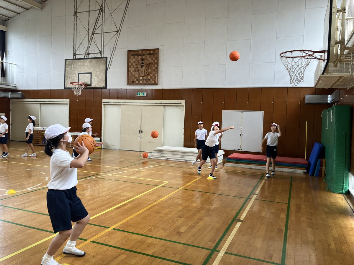YoHo_action's tweet photo. 【活動レポート📝】

9/4(金) 港南区・丸山台小学校にて、5年生54名を対象にバスケットボールの出張授業を行いました🤗

ドリブルリレー⛹️やシュートゲーム🌈🏀でみんなと競い合いながら楽しく運動✨

今回の出張授業をキッカケに、少しでもバスケットを好きになってくれた嬉しいです☺️

#ビーコル https://t.co/78E46jhr6h