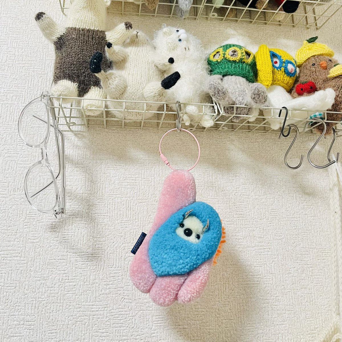 AmuOdeco's tweet photo. #ヴィレバンフェス に初めて行って来ました！まずは現地で一目惚れしてお迎えしたこちら！タフティグでぬいぐるみやラグを制作していらっしゃる、kosei obaraさんのGOJJIRI
タフティングということでしっかりとした厚みがあってぽってり可愛く、色使いもpopで後ろ姿がめっちゃ可愛い！welcome我が家！ https://t.co/hGMCKnmXZH