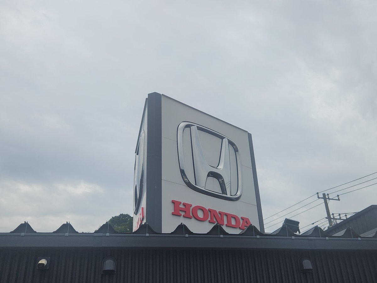 nisi4go's tweet photo. ホンダで車検前見積り
高校の同級生とたまたま遭遇
お互いに良いオッサンになったなぁ😂 https://t.co/sGJIkMU68b