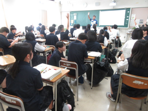 honjohighschool's tweet photo. 9月3日（木）、2年生の #保健の授業 では、発表に向けた冊子づくりをしていました。保健の授業では、一人一人がテーマを決めて、調べ、考え、まとめて発表する授業を行っています。ミニ探究です。 https://t.co/iCykwkUvXO