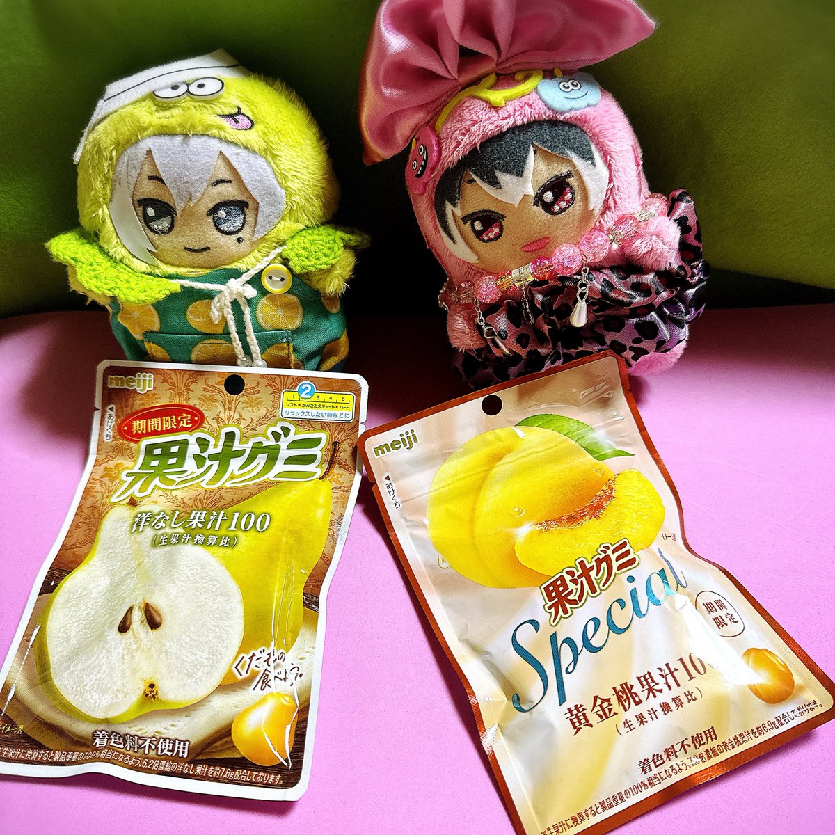 chichiiigo's tweet photo. 朝からちょと忙しかったので
やっと落ち着けたぁ　

今日は雪兎さんとももリンと一緒におやつ　果汁グミだょー🍐と🍑
#もんゆききらきらきんようび https://t.co/dxwbcxrxoQ