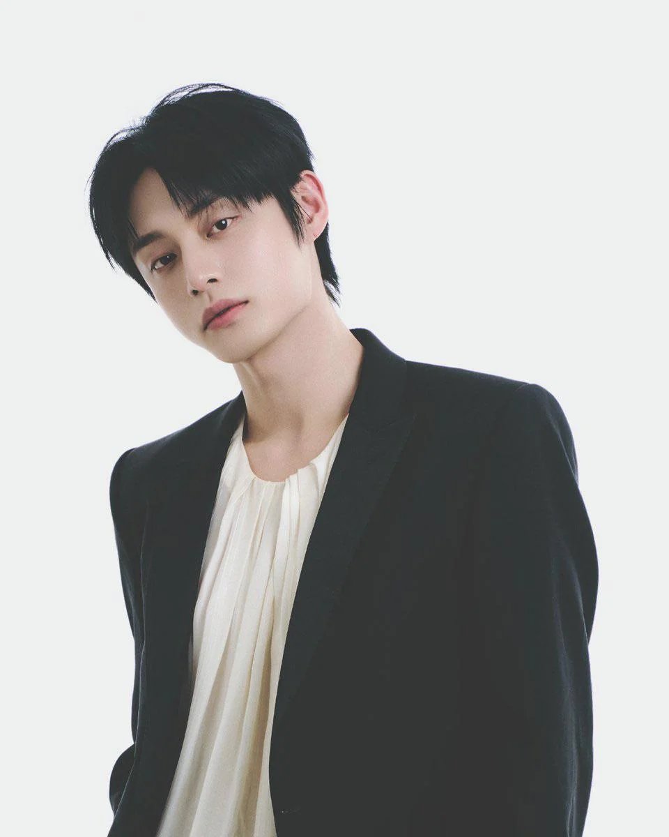 tang__kira's tweet photo. Kim Jiwoong (ZEROBASEONE) akan membintangi project akting 'Siren' sebagai pemeran utama.

'Siren' akan diproduksi menjadi beberapa format berbeda, diantaranya film dan short drama.

Menceritakan chaebol generasi ketiga dan polisi dari keluarga biasa yang memecahkan kasus bersama.
https://t.co/IbHipmGjb7