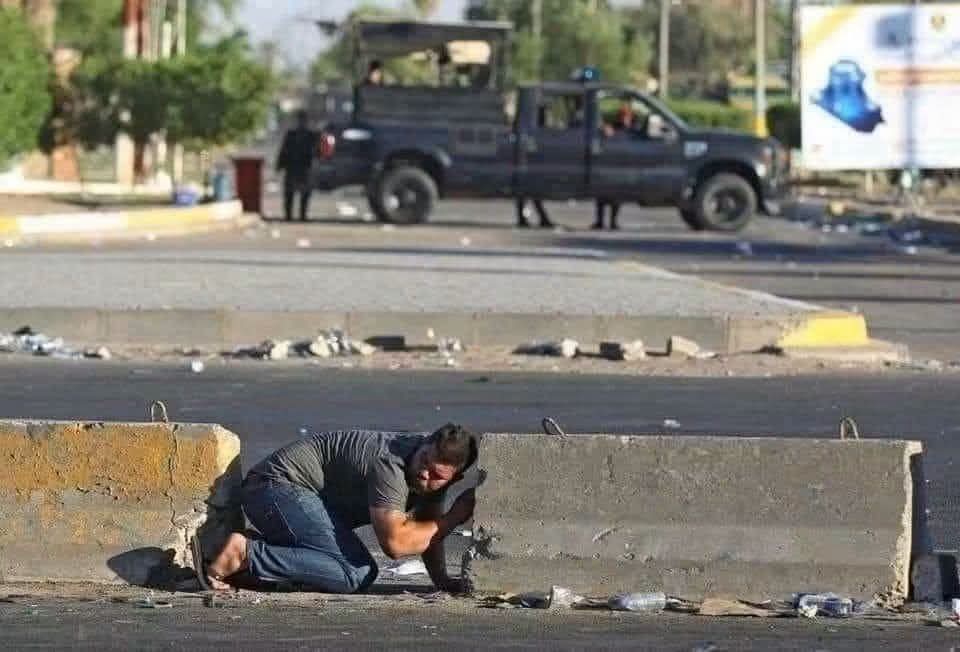 Salar00ss's tweet photo. هذه الصورة وحدها كانت كفيلة، لو نشرتها صحيفة عالمية، بأن
يقف العالم مذهولًا، ولدفعت آلاف الصحفيين ومـراكـز البحـوث
المختصة إلى فتح ملف العراق.
(شاب عراقي في ثورة تشرين يختبئ بين الحج��رة
خوفًا من #القناص الذي كان يحصد الرؤوس، فيما
ا #القوات_الأمنية #تتفرج عليه عاجزةً عن حمايته) https://t.co/73ce4qNHhd
