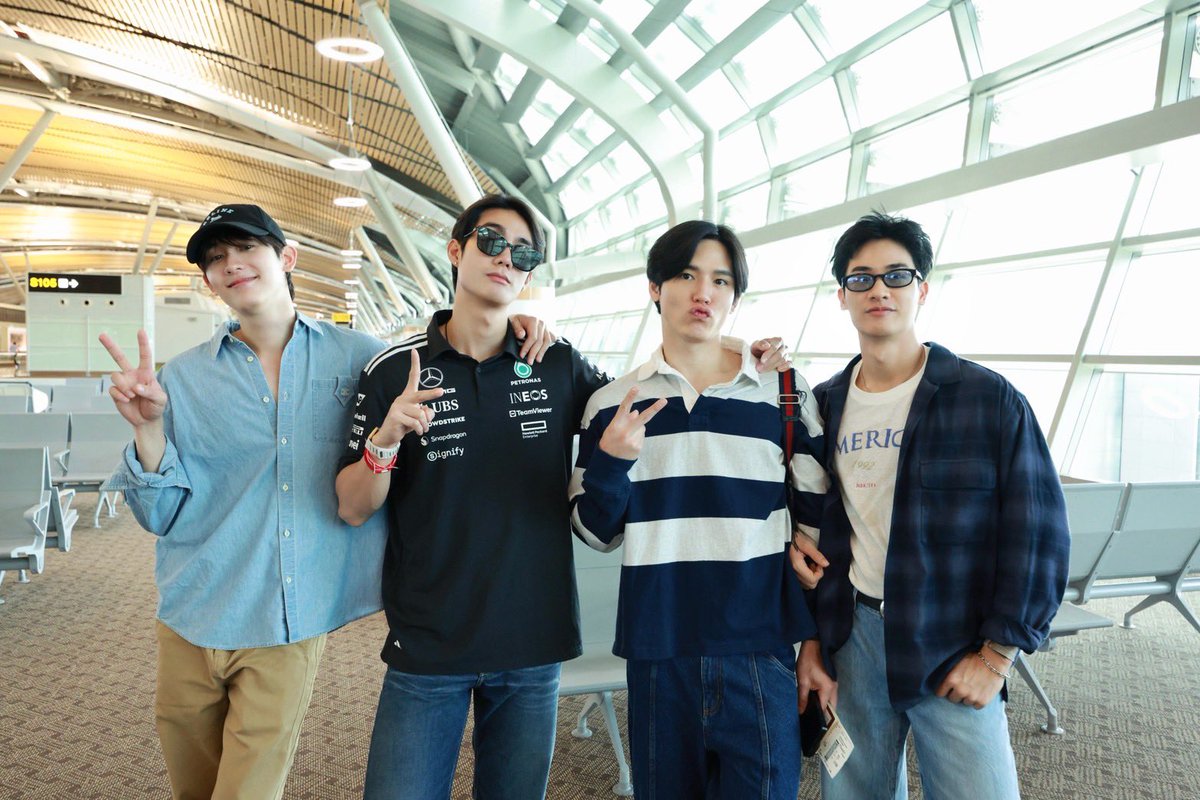 GMMTV's tweet photo. พวกเรากำลังไปสิงคโปร์แล้วนะครับ ขอรีบไปตามลูก ๆ ก่อน แอบบินไปก่อนแล้ว เจอกันนะครับทุกคน 🦊🍅🐳🐻‍❄️

We’re on our way to Singapore!, Gotta hurry and catch up with our kids, they flew off ahead of us!
See you soon, everyone! 🦊🍅🐳🐻‍❄️

#GMMTVFANDAY32SG
#ForceBookTomafoxXFanday32SG
#TayNewPolcasanXFanday32SG
#GMMTV