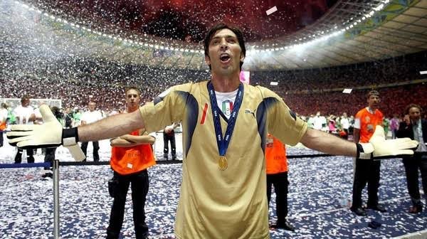 Sebelahkampus's tweet photo. Selama era Gianluigi Buffon sebagai penjaga gawang utama @TimnasXtra italia  (1997–2018), terdapat 15 kiper berbeda yang pernah tercatat masuk skuad dan bergantian menjadi pemain cadangan atau pelapis.

— Berikut adalah daftar lengkap kiper cadangan Buffon beserta periode pemanggilan utamanya di timnas Italia:

1). Francesco Toldo (1997–2004)
2). Angelo Peruzzi (2000–2006)
3). Christian Abbiatti (1999–2003)
4). Morgan De Sanctis (2005–2012)
5). Flavio Roma (2005)

6). Francesco Antonioli (2000)
7). Marco Amelia (2005–2009)
8). Carlo Cudicini (2004)
9). Federico Marchetti (2009–2013)
10). Salvatore Sirigu (2010–2018)

11). Emiliano Viviano (2010–2012)
12). Antonio Mirante (2010–2014)
13). Mattia Perin (2014–2018)
14). Gianluigi Donnarumma (2016–2018)
15).Alex Meret (2017–2018)
