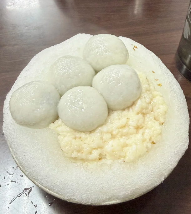 kkdnb7's tweet photo. Q 彈飽滿的湯圓躺在綿綿冰上，搭配清甜酒釀，冰冰涼涼超解膩。咬開還會爆餡，糯米的軟糯混著酒香，夏天來上一碗太治愈，一口淪陷在這份古早味甜心裏。

#禦品元冰湯圓 #臺灣古早味甜品 https://t.co/cbEMInWrKQ
