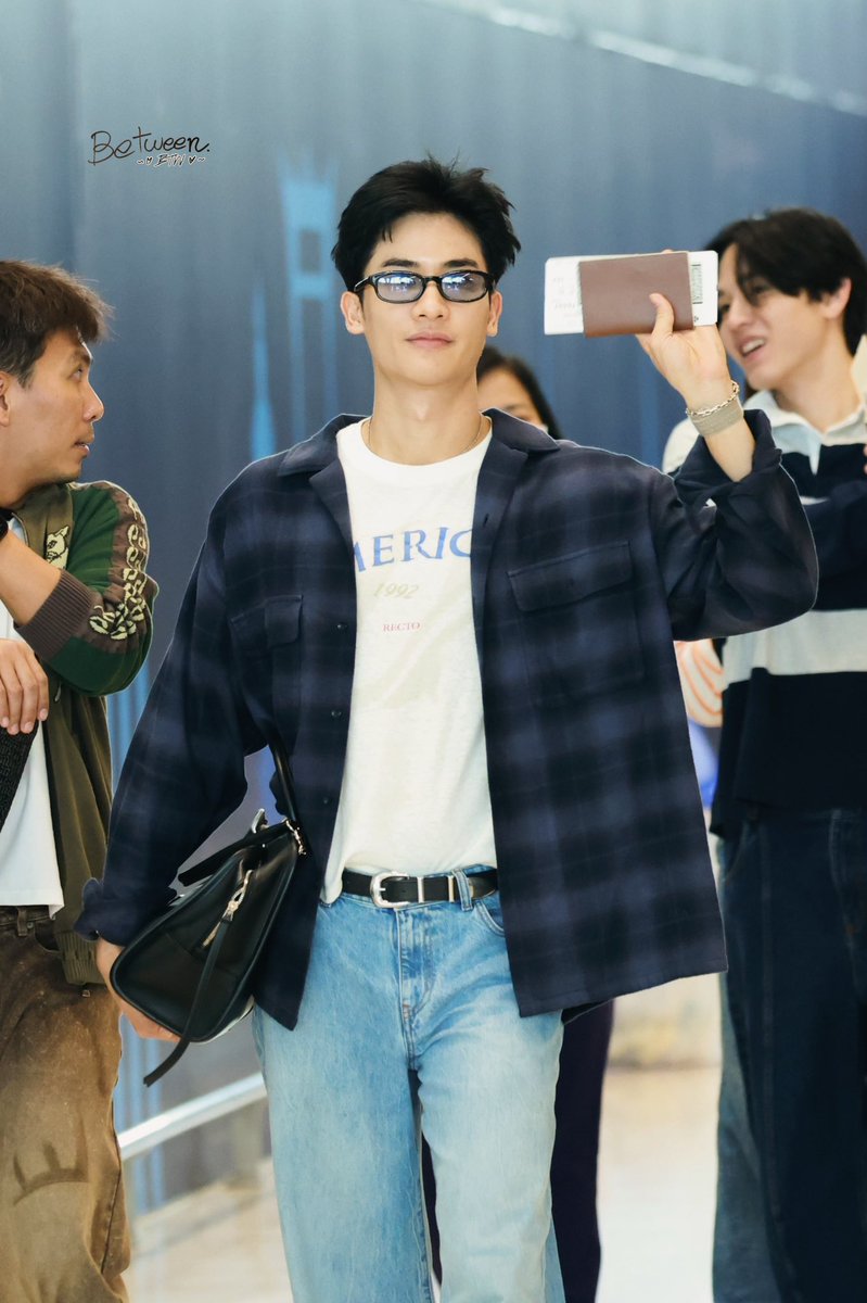 betweenTayNew's tweet photo. Let’s go Singapore 🇸🇬 @Tawan_V 

#TayNewPolcasanXFanday32SG
#tawan_V #Taynew #เตนิว https://t.co/cjZobBUHSX